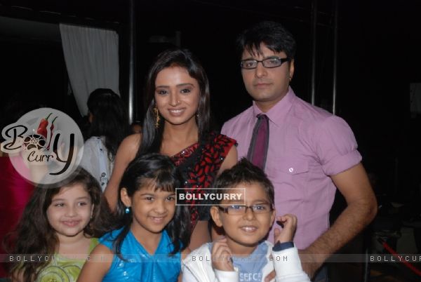 Parul Chauhan with co-actor Naveen Saini and kids at the Bidaai Farewell Party