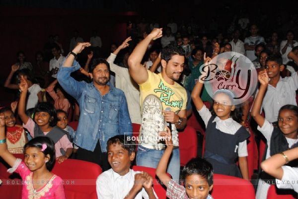 Golmaal 3 cast celebrate success of their film with underprivileged kids on Childrens Day at FAME Cinemas in Andheri, Mumbai (107354)
