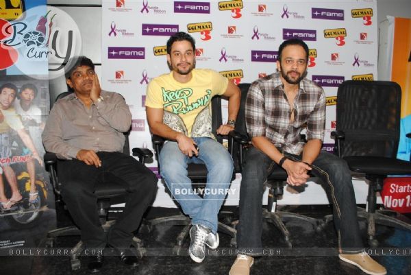 Golmaal 3 cast celebrate success of their film with underprivileged kids on Childrens Day at FAME Cinemas in Andheri, Mumbai (107362)