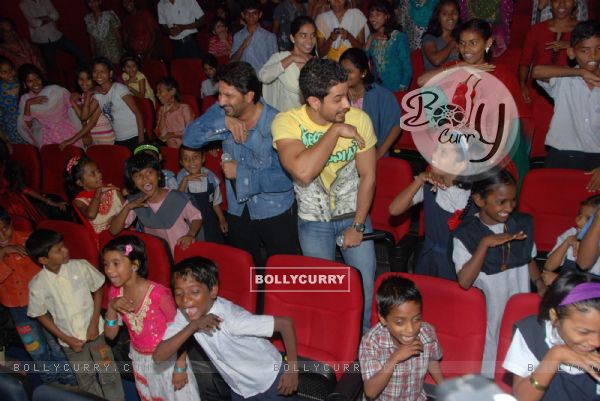 Golmaal 3 team celebrates with kids at Fame (107386)