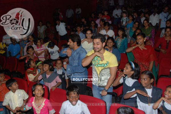Golmaal 3 team celebrates with kids at Fame (107387)