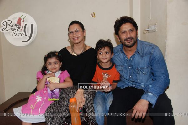 Golmaal 3 team celebrates with kids at Fame (107388)