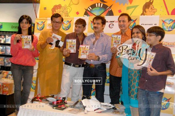 Khichdi (the Movie) cast & crew - destroy pirated CDs of the movie - as a symbolic gesture against anti-piracy, before the launch of its home Video by Moser Baer Entertainment (107615)