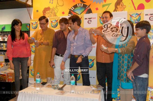 Khichdi (the Movie) cast & crew - destroy pirated CDs of the movie - as a symbolic gesture against anti-piracy, before the launch of its home Video by Moser Baer Entertainment (107616)