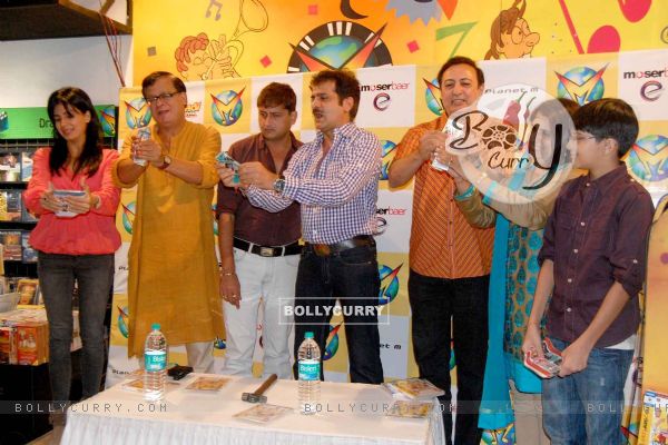 Khichdi (the Movie) cast & crew - destroy pirated CDs of the movie - as a symbolic gesture against anti-piracy, before the launch of its home Video by Moser Baer Entertainment (107617)