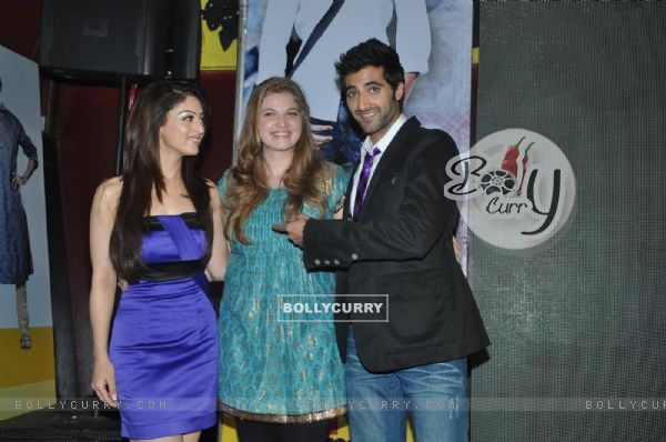 Vidhi with Akshay and Sandeepa at Launch of "Isi Life Mein" Film