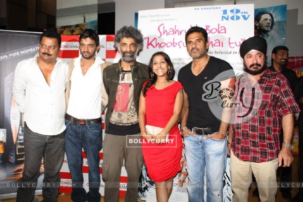 Cast and Crew with Sunil Shetty at Shahrukh Bola Khoobsurat Hai Tu film premiere at Cinemax
