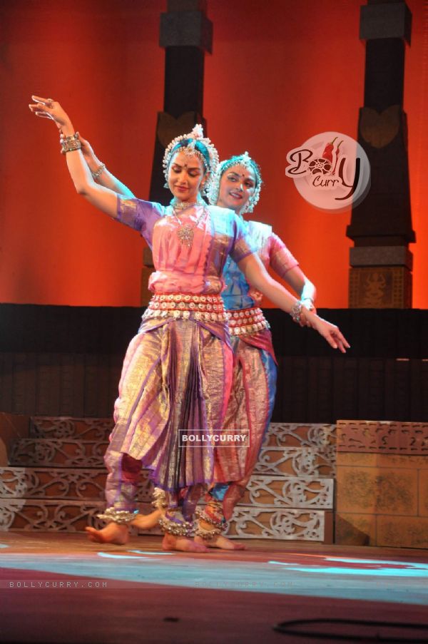 Esha Deol and Ahana Deol at Jaya Smriti dance event in Ravindra Natya Mandir