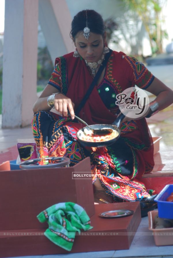 Shweta Tiwari making food in Bigg Boss 4 house
