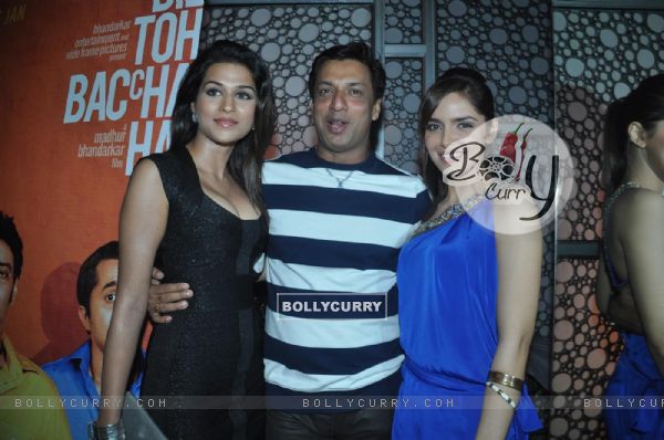 Madhur Bhandarkar with Shazahn and Shraddha at upcoming romantic comedy film Dil Toh Baccha Hai Ji (109722)