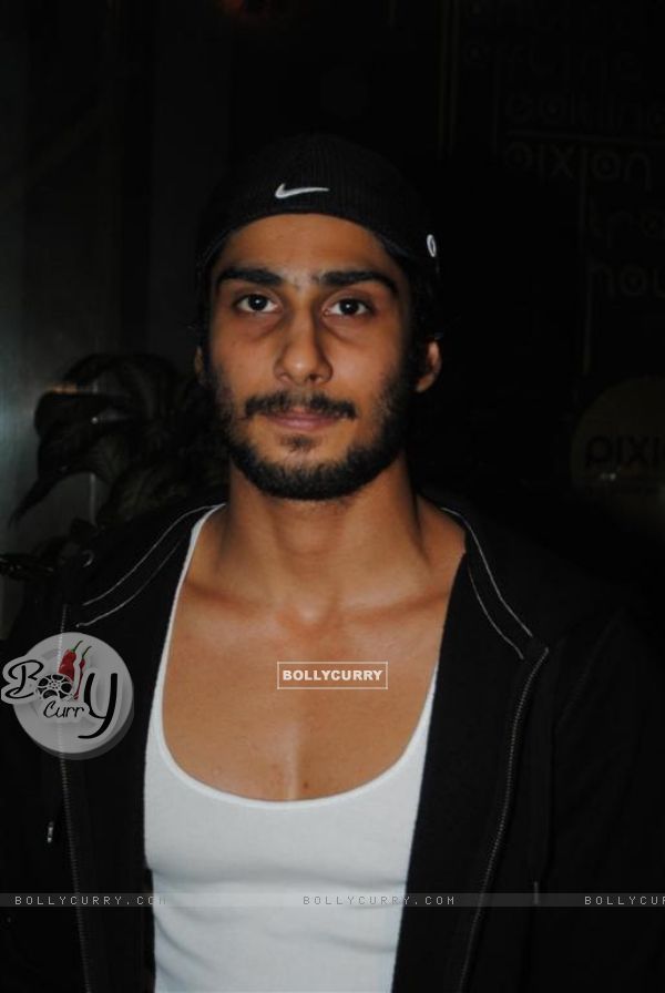 Prateik Babbar watch 'Allah Ke Banday' (110131)