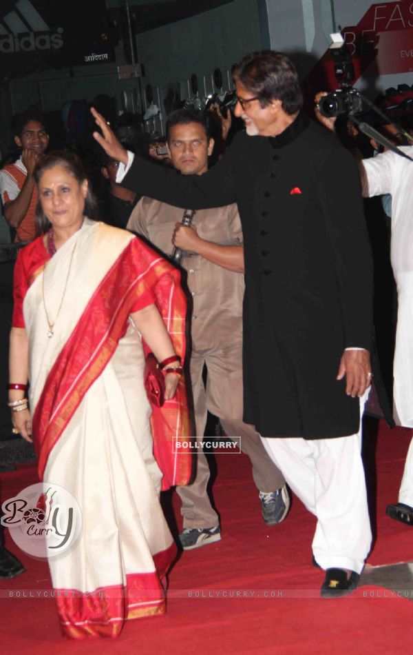 Amitabh and Jaya Bachchan at Premier Of Film Khelein Hum Jee Jaan Sey (110481)