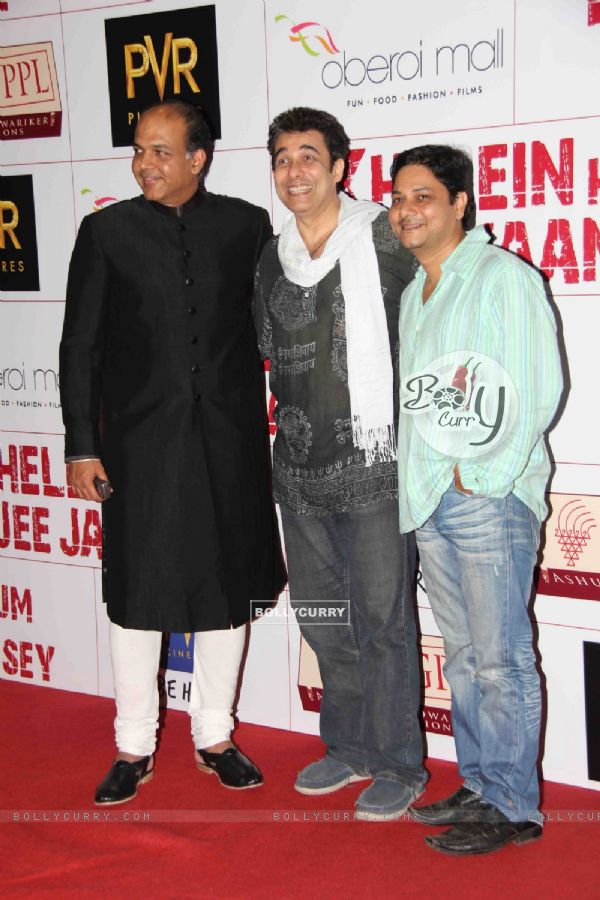 Ashutosh and Deepak Tijori at Premier Of Film Khelein Hum Jee Jaan Sey (110484)
