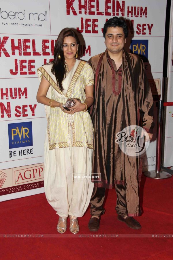 Sonali Bendre with her husband at Premier Of Film Khelein Hum Jee Jaan Sey (110485)