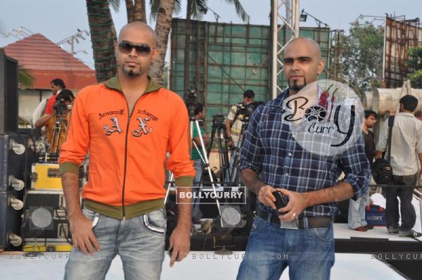 Rajeev and Raghu anchored the Provogue Tees Maar Khan Beach Party (110679)
