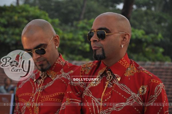 Rajeev and Raghu anchored the 'Provogue Tees Maar Khan promotion Beach Party' (110681)