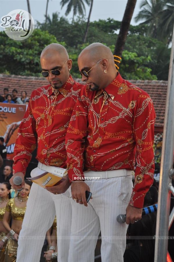 Rajeev and Raghu anchored the 'Provogue Tees Maar Khan promotion Beach Party' (110682)