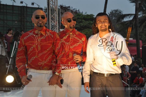 Rajeev and Raghu with Sonu Nigam anchored the 'Provogue Tees Maar Khan promotion Beach Party' (110685)