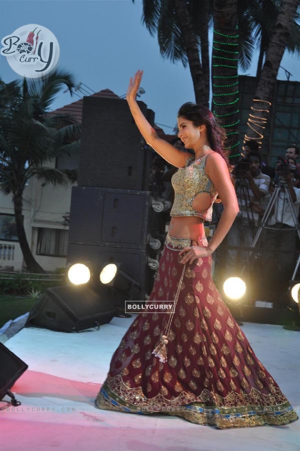 Katrina Kaif danced on the song Sheila ki Jawaani at Film TEES MAAR KHAN promotion Beach Party (110687)