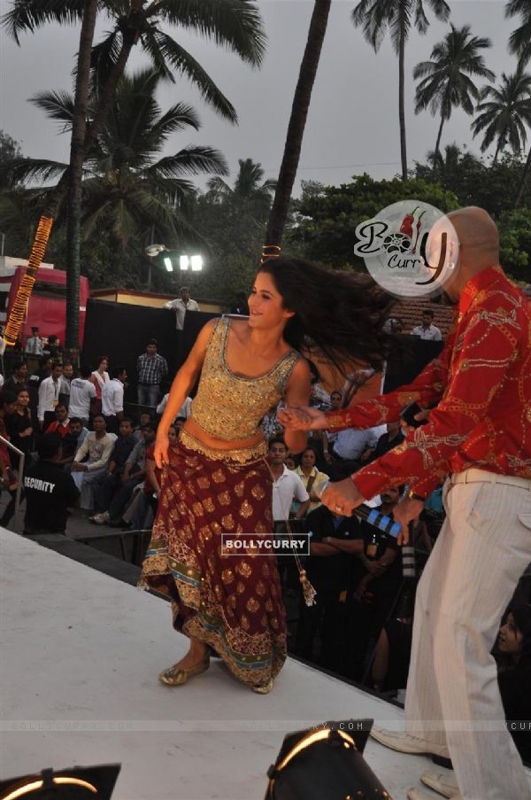 Katrina Kaif danced on the song Sheila ki Jawaani at Film TEES MAAR KHAN promotion Beach Party (110688)