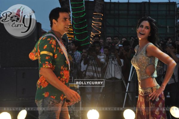 Akshay enjoying sheilas Jawaani with Katrina at Film TEES MAAR KHAN promotion Beach Party (110690)