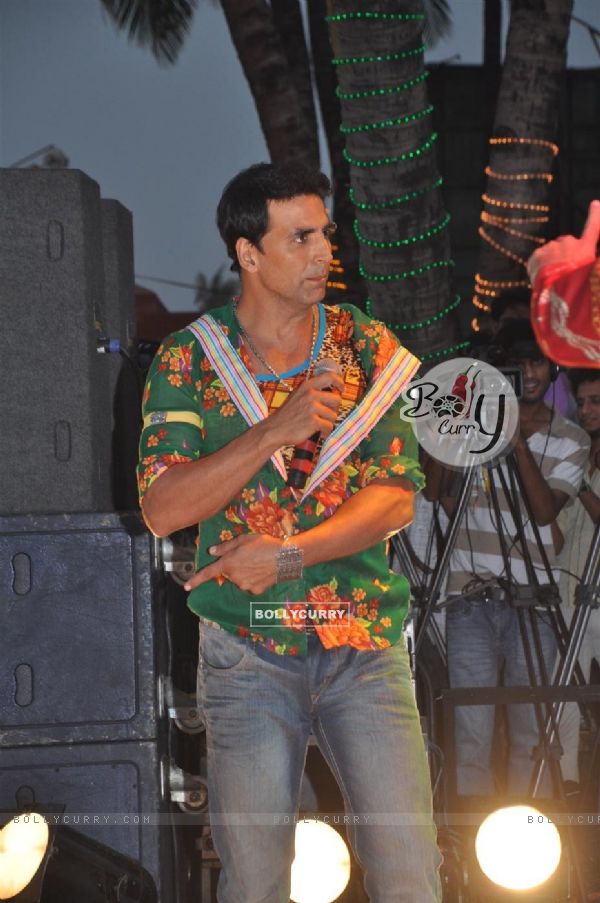 Akshay Kumar at Film TEES MAAR KHAN promotion Beach Party