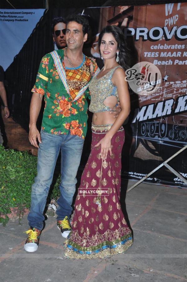 Katrina and Akshay at Film TEES MAAR KHAN promotion Beach Party (110701)