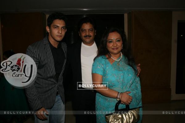 Udit Narayan with his wife and son Aditya at Sameer daughter Shanchita & Abhishek wedding at Sun and