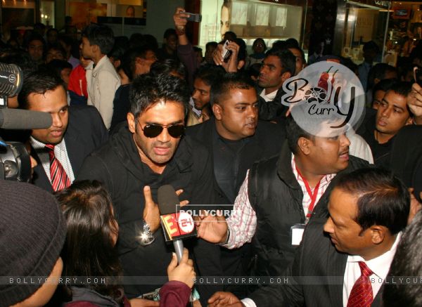 Sunil Shetty at Ambience Mall, in New Delhi to promote his film ''No Problem'' on Sunday. . (111044)