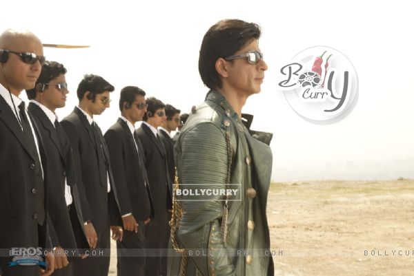 Shahrukh with lots of bodyguards (11106)