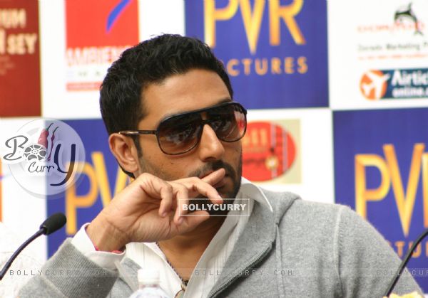 Abhishek Bachchan at a press conference to promote his film (111060)