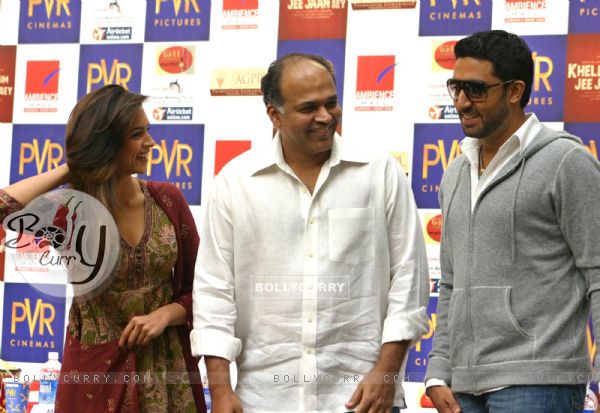 Abhishek Bachchan, Deepika Padukone and Ashutosh Gowarikar to promote their film (111062)