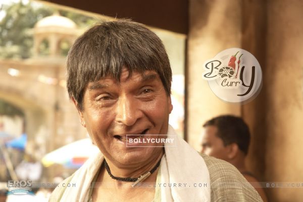 Asrani looking happy in Billu Barber