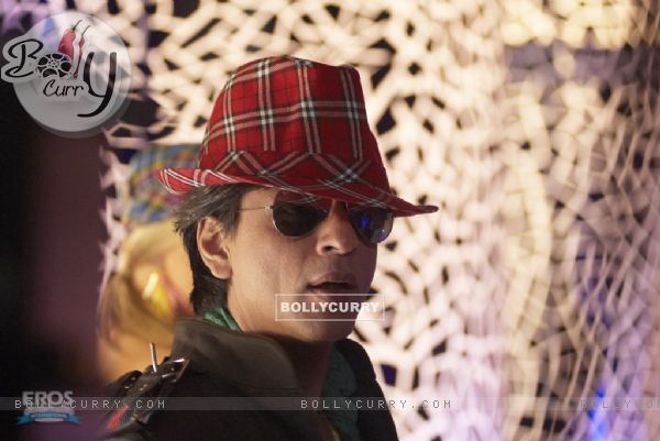 Shahrukh looking wonderful in red hat (11130)