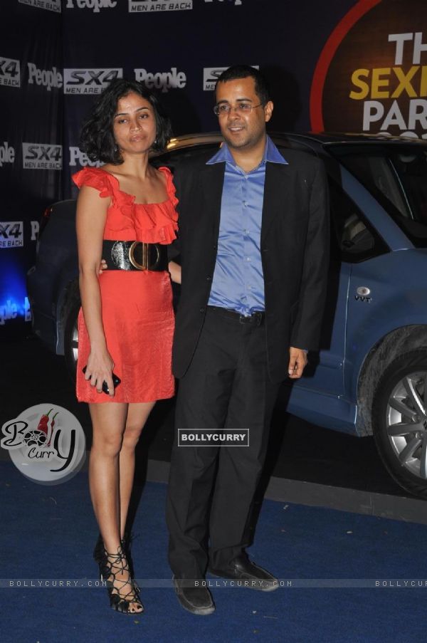 Chetan Bhagat with his wife at PEOPLE and Maruti Suzuki SX4 hosted The Sexiest Party 2010