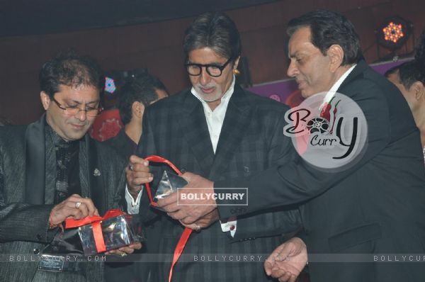 Dharmendra and Amitabh Bachchan at Music release of 'Yamla Pagla Deewana' (111714)