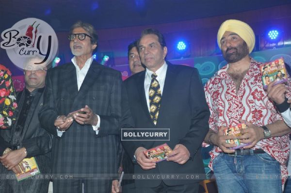 Dharmendra, Sunny Deol and Amitabh Bachchan at Music release of 'Yamla Pagla Deewana' (111715)