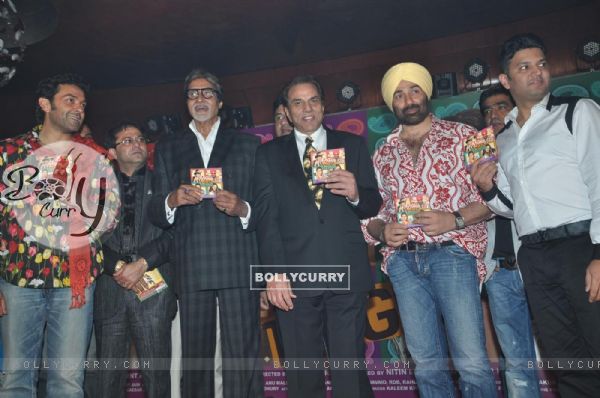 Cast with Amitabh Bachchan at Music release of 'Yamla Pagla Deewana' (111716)