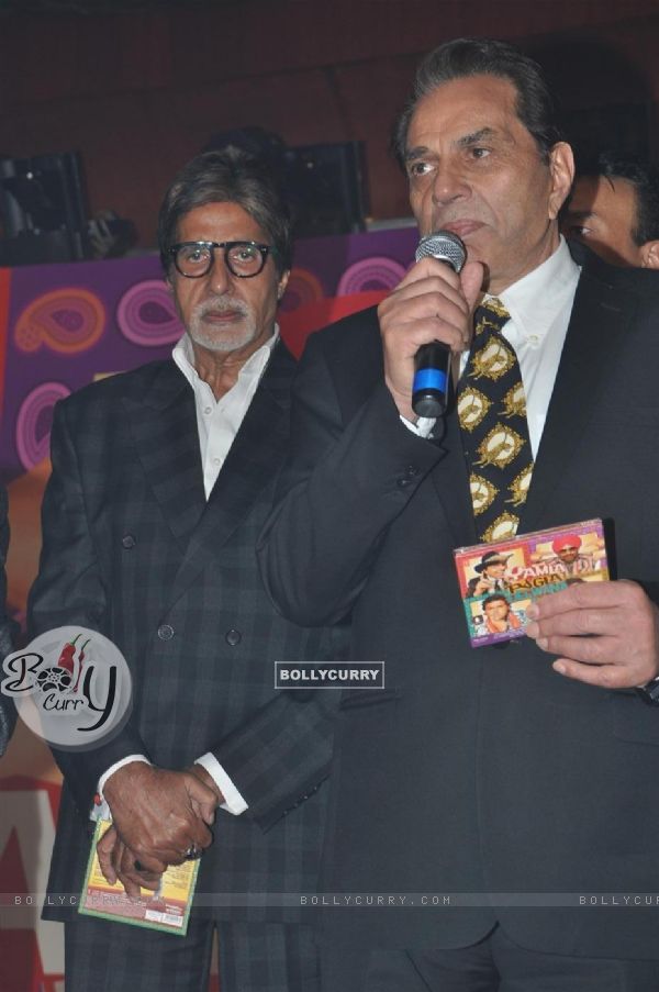 Dharmendra and Amitabh Bachchan at Music release of 'Yamla Pagla Deewana' (111717)