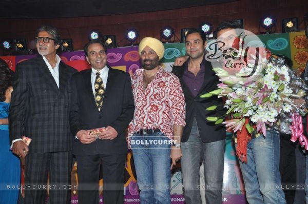 Cast with Amitabh Bachchan at Music release of 'Yamla Pagla Deewana' (111718)