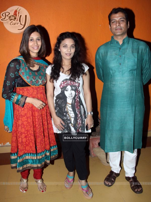 Sharbani, Chetan and Kishwar at Screening of movie ''332 Mumbai To India'' at star house (112002)