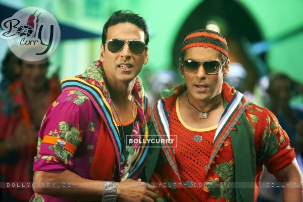 Akshay and Salman in the movie Tees Maar Khan (112400)