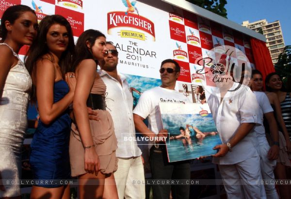 Dr.Vijay Mallaya along with Salman Khan, his son Siddharth and Models  at Kingfisher Calendar Launch 2011