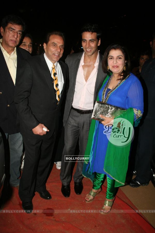 Akshay Kumar, Farah Khan and Dharmendra at Colors Umang 2011. .