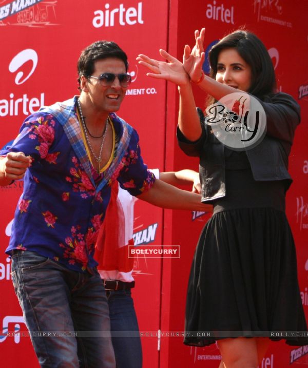 Akshay Kumar and Katrina Kaif dancing in public in New Delhi to promote their film "Tees Maar Khan'' (113339)