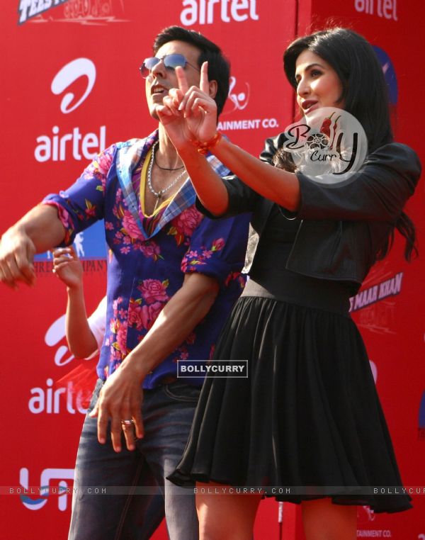 Akshay Kumar and Katrina Kaif dancing in public in New Delhi to promote their film "Tees Maar Khan" (113340)