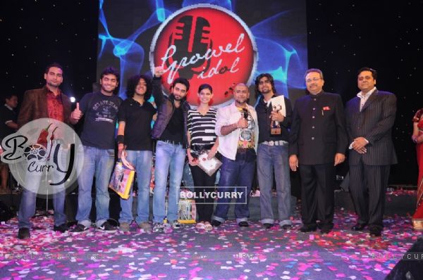 Vishal & Shekhar with the contestants and Mr. Umesh More & Niraj More