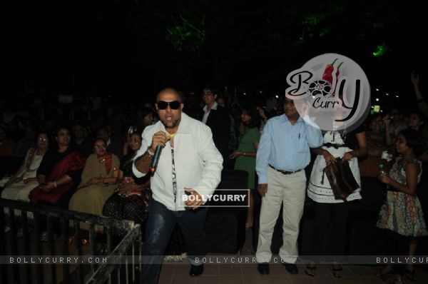 Vishal making the audience groove at Growel Idol at Kandivlis Growel 101 Mall