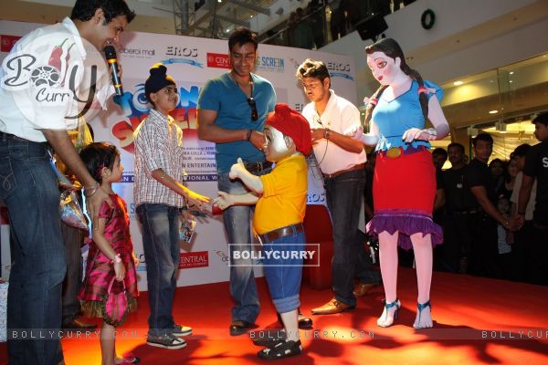 Ajay Devgan at Promotion of movie  "Toonpur Ka Super Hero" at oberoi mall, Mumbai (113578)