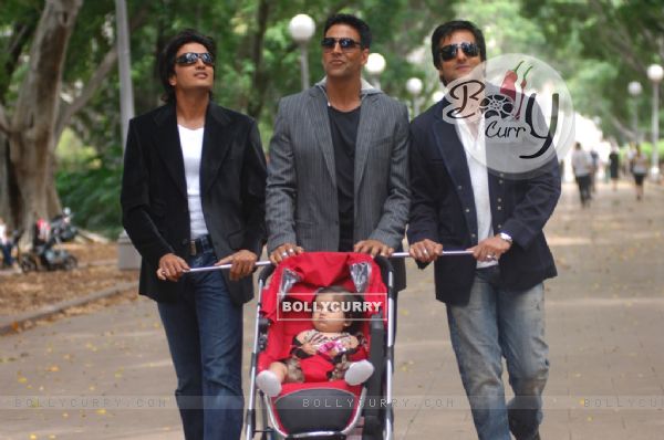 Akshay,Fardeen and Ritesh with a baby (11388)